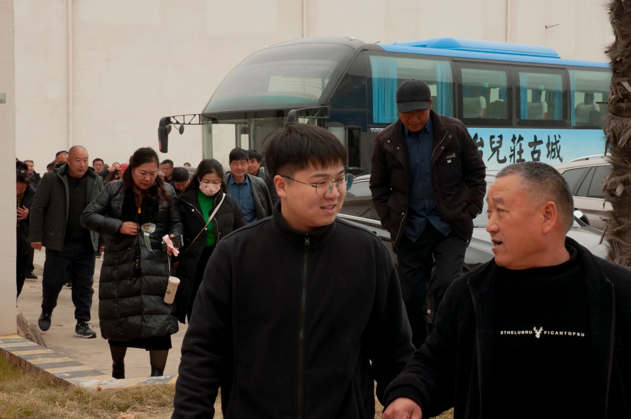 共望未來，譜合作新篇：福農(nóng)農(nóng)資團(tuán)隊(duì)蒞臨新鄉(xiāng)中電、弗思特進(jìn)行參觀考察。